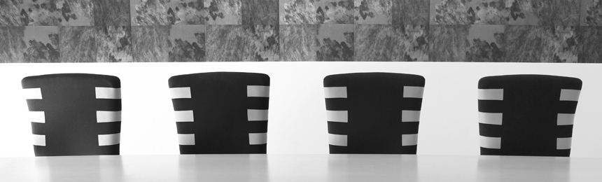 Weisgerber1928 - Schwarzweiss Foto drei leere Stuehle